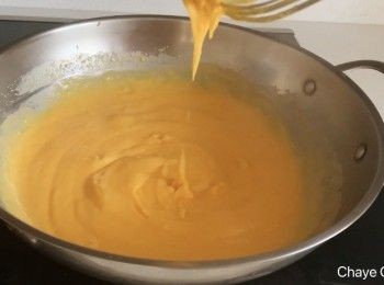 step2: 加入鸡蛋等<span class="group_1">食材</span>了，搅匀以后上锅煮