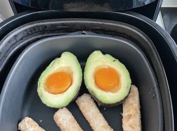 step2: 熟牛油果🥑一開二，再去核，用匙羹挖出少少牛油果肉，形成窩位深一點，（挖出啲果肉可即時食返😂）