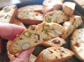 step5: 拿出餅乾，待涼5分鐘，然後用鋒利的刀斜切(約2cm厚），然後再放在烘焙紙上，放入180度C焗爐再焗每邊7-8分鐘即成！