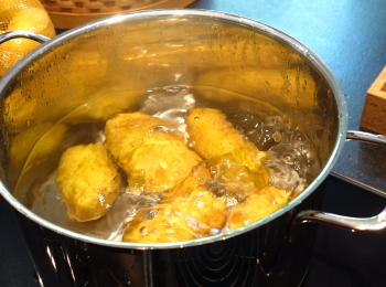 step1: 薯仔連皮煲分鐘。