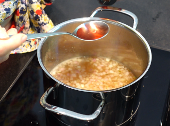 step3: 加入醋、芥辣、濃湯寶1粒、 300ml水（或雞湯300ml）和乾蔥碎煮成汁。