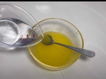 step2: 取出枱面，加入110毫升的清水，攪拌均勻並放涼。