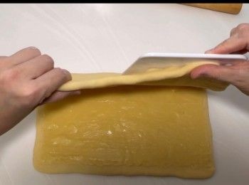 step18: 將正方形麵團上半部份向下半部份覆蓋。