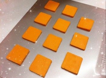 step3: 預熱5分鐘（170°），放中層，焗22-25分鐘 2. 用餘溫再焗約2分鐘左右（餘溫可令曲奇更脆口；不需焗至太上色，否則會影響黃金芝士的顏色，令鮮橙色變成啡橙色），放涼，即可