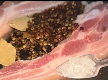 step4: 五花肉、調味及香料一同放入Vermicular 28CM鑄鐵平底煎鍋內，加入清水(水要剛剛蓋過<span class="group_1">食材</span>)，中火煮至水滾；蓋上鍋蓋，轉小火，煮至收乾水份，取起所有香料，中火，煎至兩面金黃，盛起，放凉小許，切件，即成。