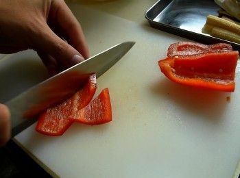 step1: 玉米筍縱切對半、鮮香菇切片、甜椒切塊。