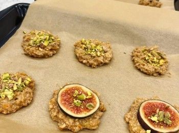 step8: 在曲奇裝飾上喜歡的材料 (無花果薄片、開心果碎和黑朱古力碎)。然後放入預熱的焗爐中，以160 ℃焗25分鐘，取出並在烤架放涼即可。