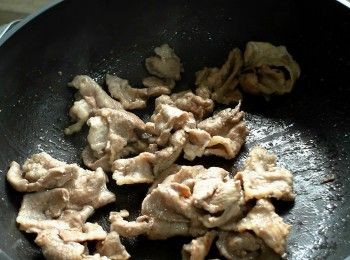 step3: 放入豬肉炒至表面微微焦黃。