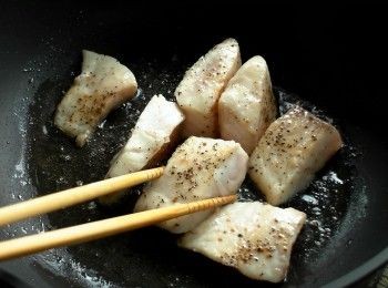 step2: 鯛魚切大塊，用鹽與黑胡椒稍微醃一下。熱鍋加油放入鯛魚煎至表面全熟後取出。