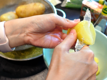 step2: 趁著薯仔暖要刨皮，切成小片。