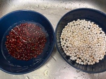 step2: 豆子先洗淨浸泡30分鐘；生熟薏米洗淨略泡15分鐘。