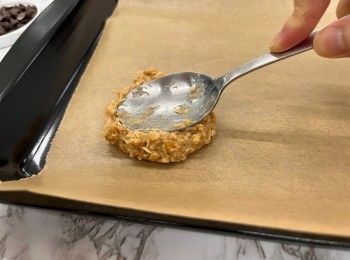 step7: 將混合物整理成團狀，然後分成16-20等份，再略為壓扁成曲奇的形狀。