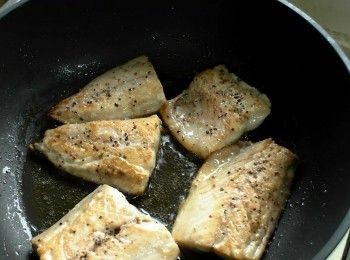 step3: 熱鍋加油，魚皮朝下放入鯖魚，煎至兩面微焦後取出。