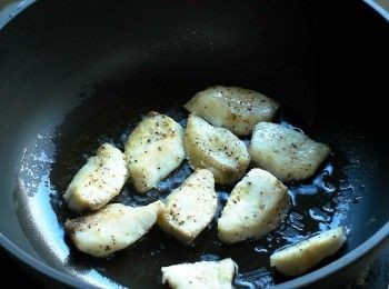 step3: 熱鍋加入少許橄欖油，放入鯛魚片煎至兩面微微焦後取出。