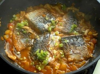 step6: 放入煎好的鯖魚蓋上鍋蓋小火煮5分鐘。撒上蔥花即可。