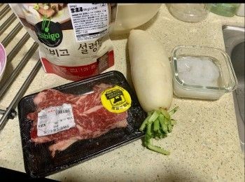 step1: 白蘿蔔刨皮切條；蒜頭拍扁去衣。
