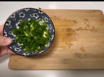 step13: 加入蔥花，將所有餡料和<span class="group_2">調味料</span>攪拌均勻即可。