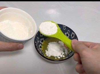 step11: 取出枱面，分幾次加入一共四湯匙的中筋麵粉。