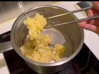 step5: 再攪勻，此時麵團呈黏性的薯泥狀態。
