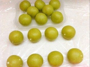 step8: 預熱電烤爐（待紅燈亮起至燈熄滅），在烤盤上塗上少許油 2. 將斑蘭椰蓉團放入模具上，蓋上蓋子，焗2-3分鐘至表面金黃，放涼