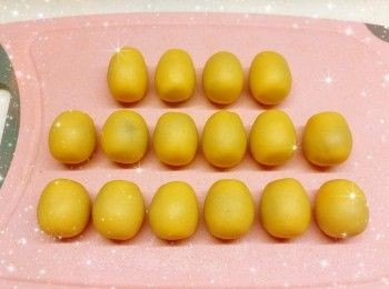 step6: 預熱電烤爐（待紅燈亮起至燈熄滅），在烤盤上塗上少許油 2. 將鳳梨團放入模具上，蓋上蓋子，焗2-3分鐘至表面金黃，放涼