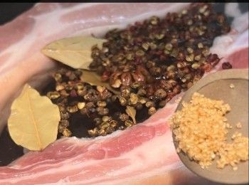 step3: 五花肉解凍，洗淨，用手輕輕觸摸外皮，將餘下的豬毛用鉗拔去，切成2條，待用。 