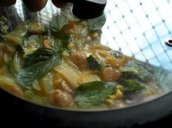 step5: 加入蛋液以及少許九層塔葉拌勻，蓋上鍋蓋以小火慢煎，兩面呈現微焦即可。