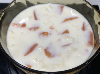 step4: 中火煮沸後，轉小火煮15分鐘，加牛奶，煮至微沸即可關火