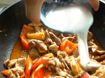 step5: 放入甜椒拌炒30秒，轉小火芶薄芡即可。