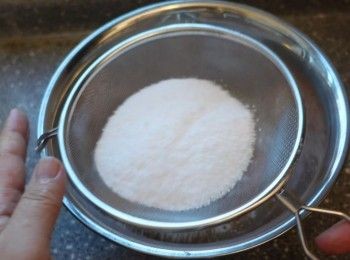 step2: 糖粉過篩後加入 混合