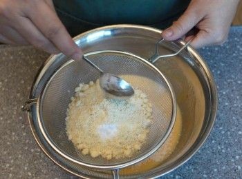 step4: 加入過篩杏仁粉 低筋粉 及泡打粉 並混合