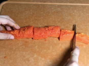 step1: 將木瓜切頭尾，剖半去籽，切小條，去皮，切小塊