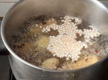 step4: 然後加入豆子和薏米，再次煮滾10分鐘便熄火。