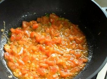 step4: 放入蔥花與薑末爆香。放入番茄煮至番茄完全軟化出水。