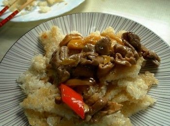 step6: 將煎好的鍋巴切小塊，淋上煮好的燴料。