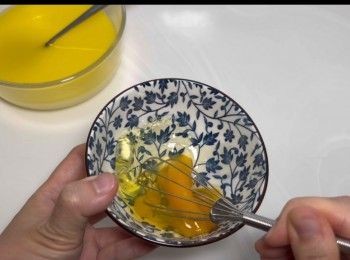 step3: 將一隻雞蛋打成蛋液。