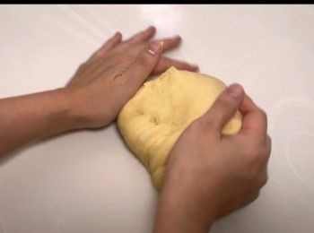 step15: 有需要請在工作台上灑上適量的麵粉，將麵團搓揉1至2分鐘。