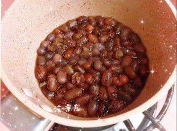 step3: 紅豆加入熱水（120 ml，水量是紅豆的6倍）中，慢火煲約20分鐘至紅豆淋身，加入糖拌勻（攪拌至糖完全溶解），再煲約10-15分鐘至紅豆爆開，熄火