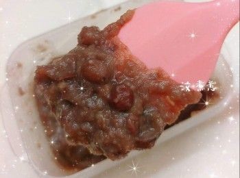 step5: 加入已盛起的紅豆，拌勻成紅豆茸（如不夠杰身，可用慢火煮約5-10分鐘至所需的濃稠度；需邊煮邊略為攪拌），放涼，備用