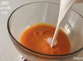 step1: 南瓜蒸熟磨成泥，最后加入椰奶搅匀