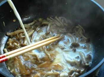step5: 加入醬油、味醂拌炒均勻。加入100cc煮麵水以及牛奶，煮滾成醬汁。