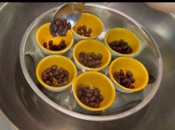 step10: 於已預熱的碗中，加入適量的紅豆。