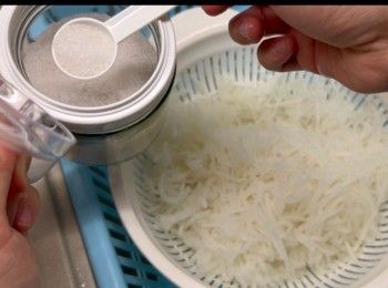 step4: 加入一湯匙的鹽，與白蘿蔔絲拌勻，靜待30分鐘使其出水。