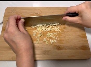 step14: 取出急凍手抓餅解凍，然後像包菜肉包一樣，將餡料滿滿的填到手抓餅中，包起再修口。