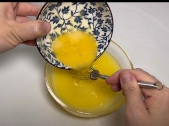 step4: 將蛋液加入牛油溶液中，攪拌均勻。