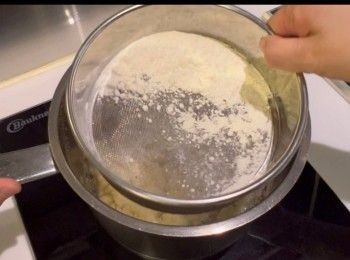 step4: 再加入餘下的中筋麵粉。