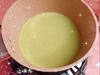 step2: 先將低筋麵粉過篩，混合奶粉，再加入斑蘭汁、椰汁和蛋，拌勻，過篩