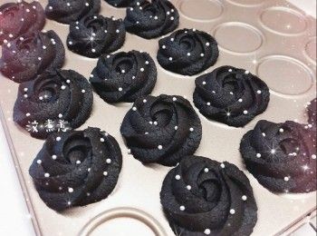 step5: 預熱5分鐘（160°），放中層，焗約25-30分鐘（時間視乎厚薄而定） 2. 然後再焗1-2分鐘（220°）至表面金黃（調高溫度上色） 3. 最後用餘溫再焗3-5分鐘（餘溫可令曲奇更上色和脆口），放涼，即可