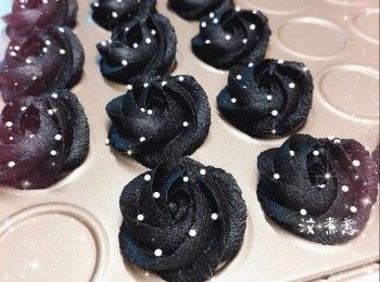 step2: 粉團加入唧袋，於不黏烤盤上唧出花紋