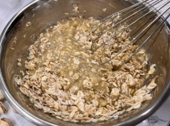 step4: 用叉子將香蕉壓成泥狀，然後加入糖、燕麥片和花生醬拌勻，靜置10分鐘。